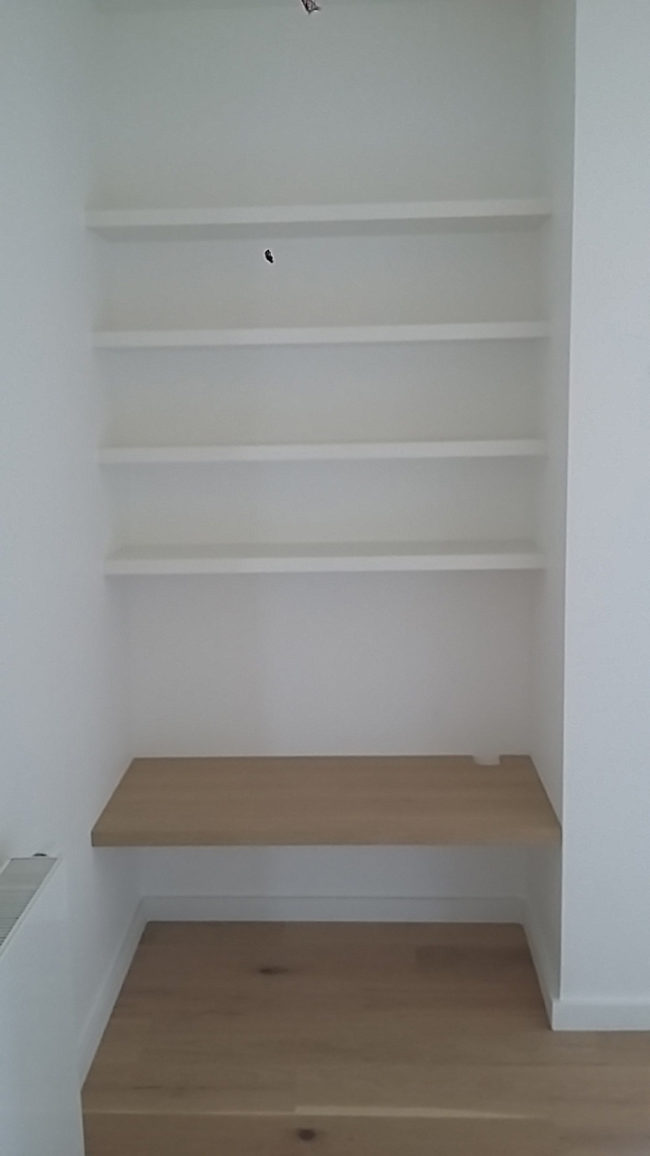 Création d'étagères et d'un espace bureau