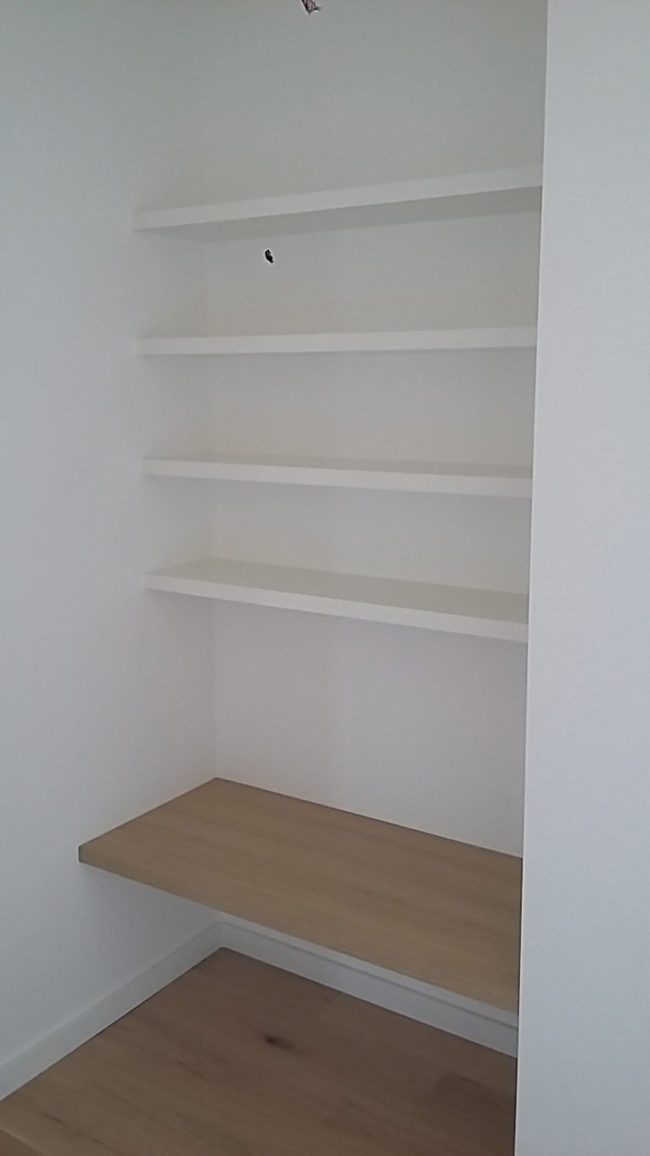 Création d'étagères et d'un espace bureau