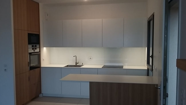 Réalisation d'une cuisine blanc et bois